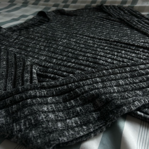 F21 dark gray cropped sweater - Picture 2 of 3